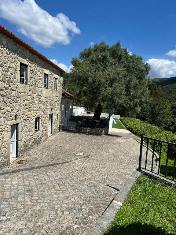 Arquitetura de granito e entrada da quinta