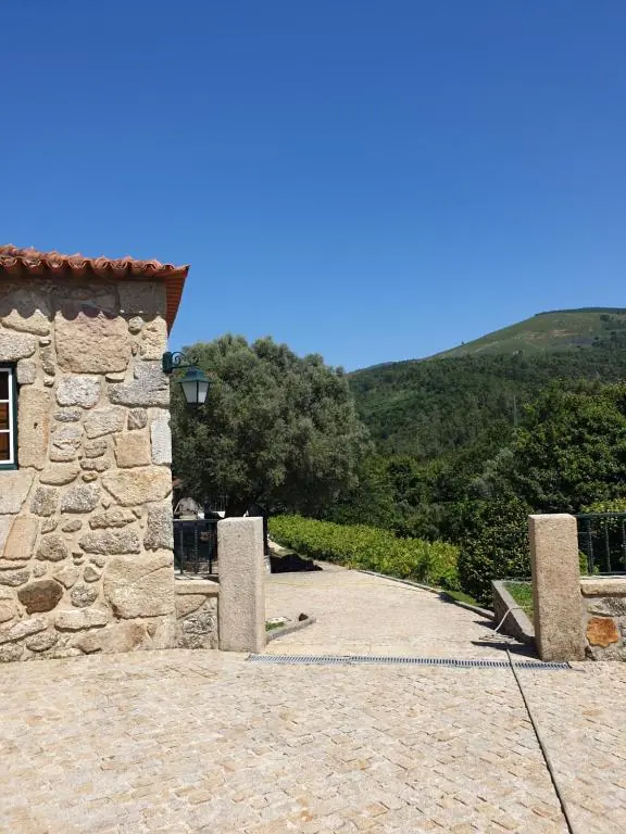 Caminho e paisagem junto à casa