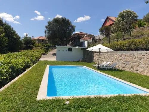 Piscina privada junto à casa, com espaço exterior para relaxar