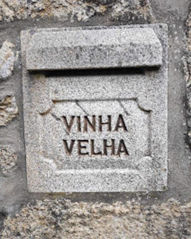 Caixa de correio em granito com o nome Vinha Velha